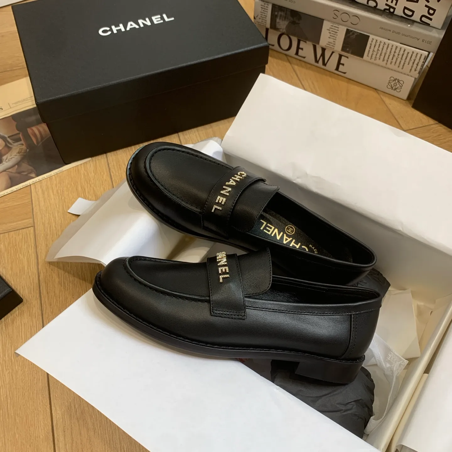 👟👟Ex-factory price 640👟👟 🍀2025 spring and summer new Chanel Chanel small diamond buckle monogram Loaf lazy half-slippers, which can be worn all year round. No matter when you wear them, they are very high-end and durable. When shopping, you can attract attention on the street! Easily travel between commuting and leisure occasions, becoming a carefree fashionable and elegant woman~ Upper: cowhide/butter Lining: lambskin Sole: Italian genuine leather outsole Size: 35-39 (40/41 customized, non-refundable and non-exchangeable 👉